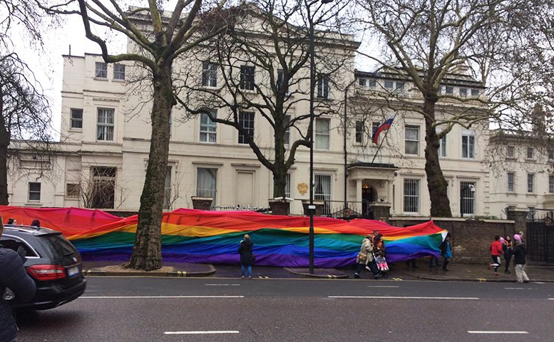 Посольство России в Лондоне обернули гигантским флагом ЛГБТ - кадры