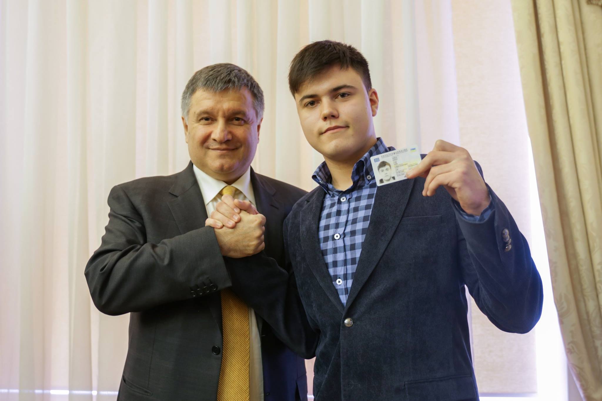 ​Аваков презентовал первые “умные” паспорта