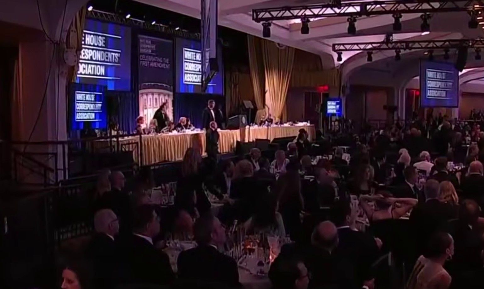 Появились кадры эвакуации Трампа и паники на ужине Белого дома