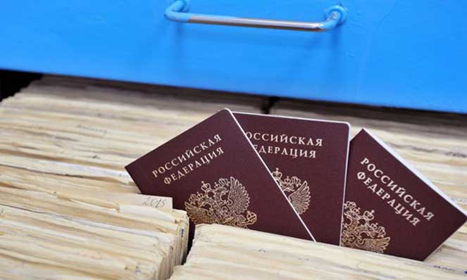 Российское гражданство отменяется: в Крыму массово изымают паспорта РФ