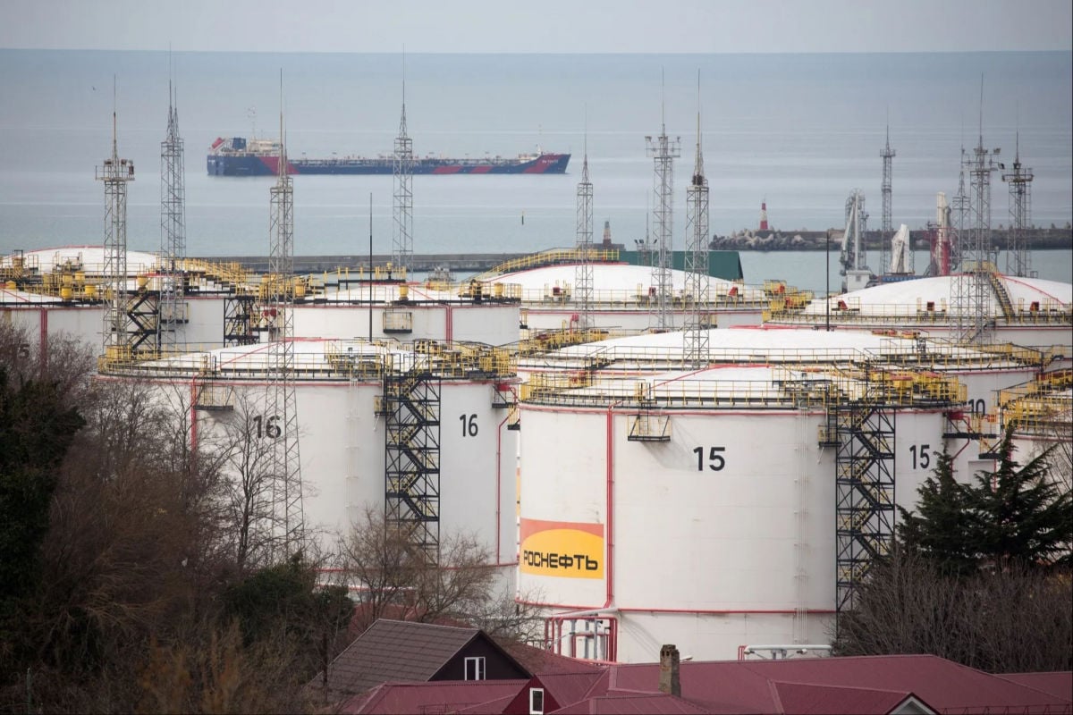 ЕС может заморозить потолок нефти на российскую нефть из-за войны в Иране - Bloomberg