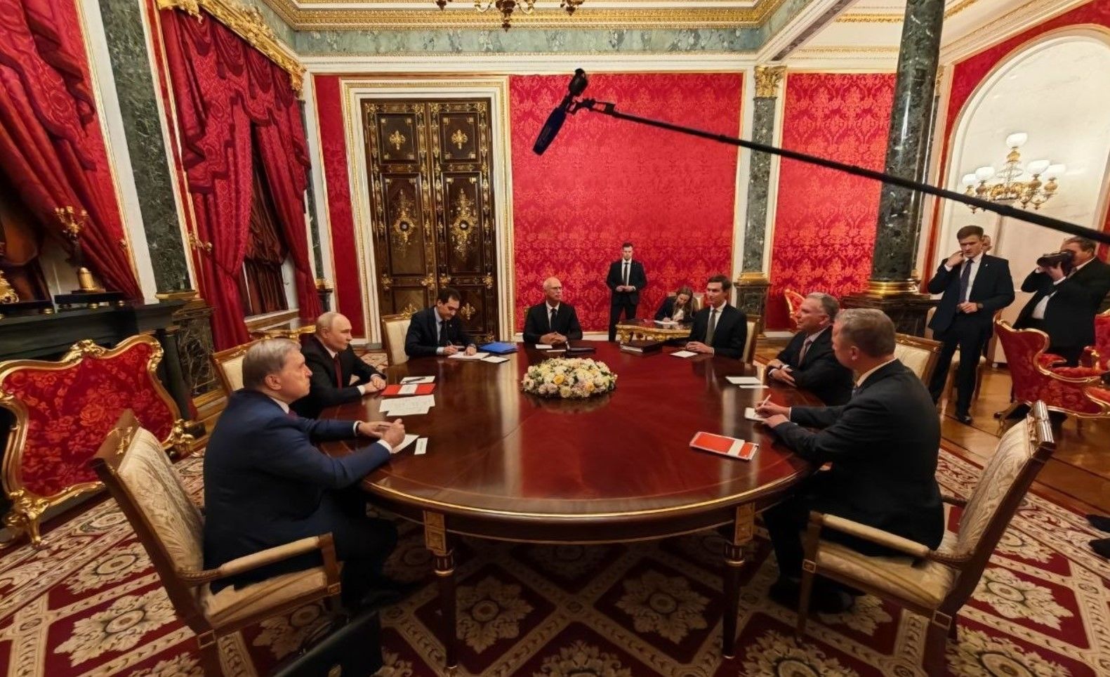 Уиткофф и Кушнер принесли на встречу с Путиным загадочную толстую черную папку