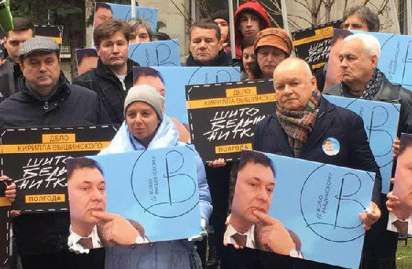 ​"Схватим всех украинских журналистов", - Симоньян разразилась угрозами на акции в поддержку Вышинского