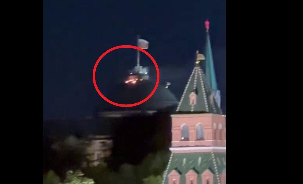 Удар БПЛА спричинив пожежу у Кремлі: загорівся головний купол поруч із Красною площею – відео