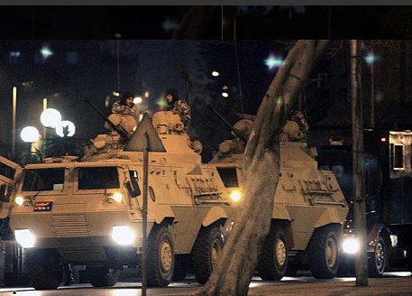 В сети появились первые снимки военного переворота в Турции: улицы заполнены танками и вооруженными солдатами