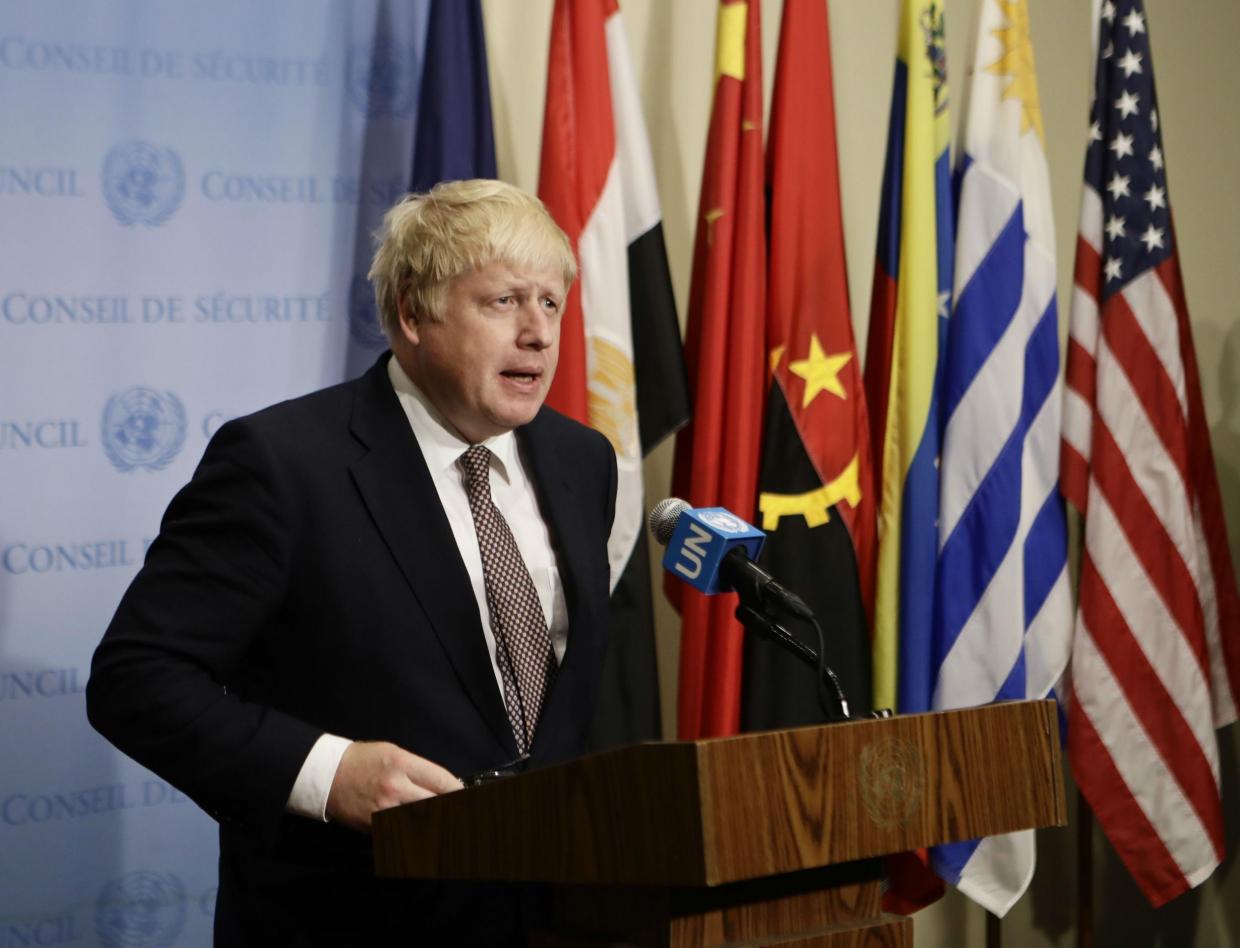 ​Начало масштабному противостоянию положено: глава МИД Великобритании выступил за военное решение конфликта в Сирии (кадры)