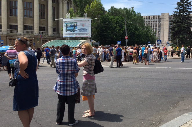 ​Митинг в Донецке: Захарченко вышел успокаивать жителей с автоматчиками