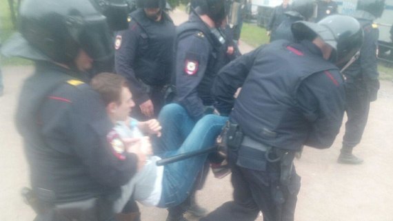 В Москве и Санкт-Петербурге более 250 задержанных на антикоррупционных митингах: озверелые ОМОНовцы тащат людей по асфальту и кидают в автозаки - кадры