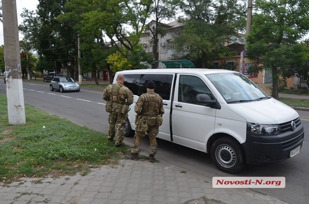 Массовые обыски в Николаеве: депутатов от "Оппозиционного блока" подозревают в поставке оружия и наркотиков из зоны АТО - в Сети появились эксклюзивные кадры