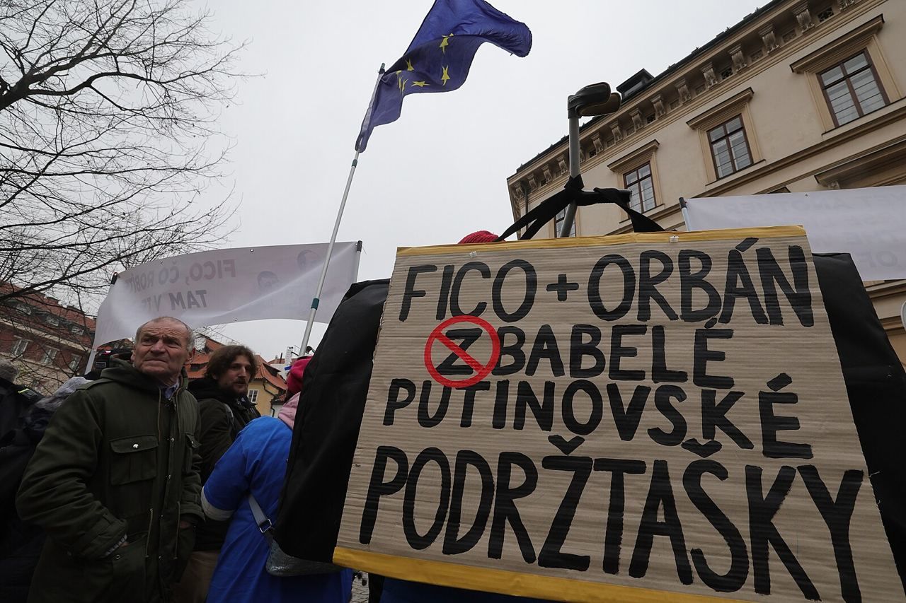 "Фицо + Орбан -  приспешники Путина", - премьеров Словакии и Венгрии встретили в Чехии