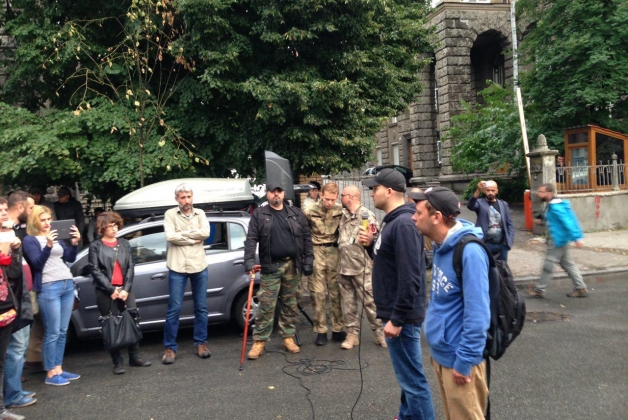 Митинг у АП: «Правый сектор» требует отставки Аваков – «режим объявил нам войну»