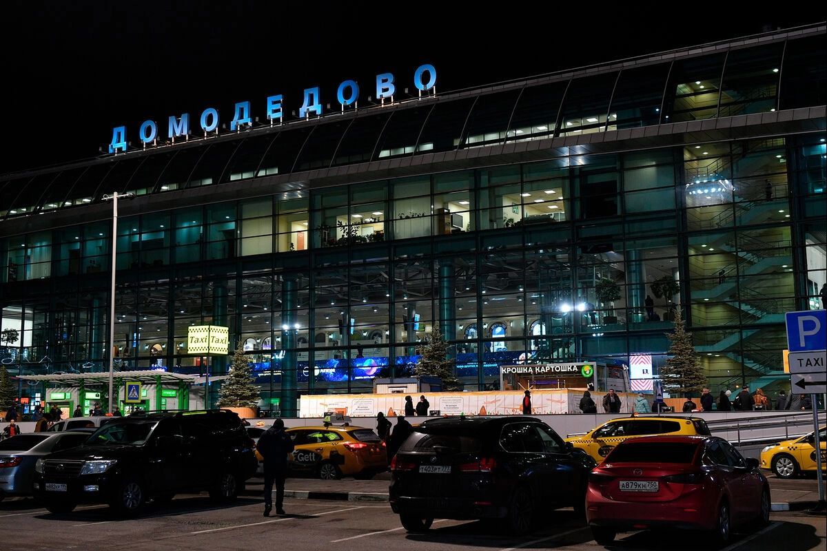 Авиаколлапс в Москве: 62 рейса отменены, 370 задержаны из-за атаки дронов