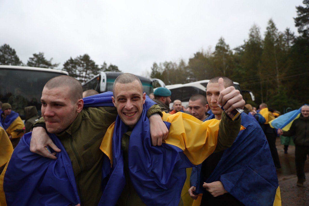 205 воинов Украины и гражданских возвращены домой: яркие кадры нового обмена