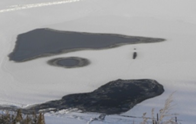 Тонкий лед: пять человек чуть не утонули провалившись под лед в Харькове и Чернигове 