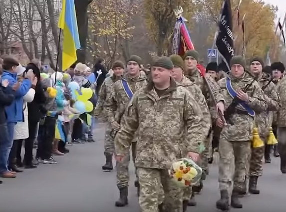 Герои даже не скрывали слез: бойцам АТО в Белой Церкви устроили грандиозную встречу, город в живом коридоре рукоплескал защитникам Украины - невероятные кадры