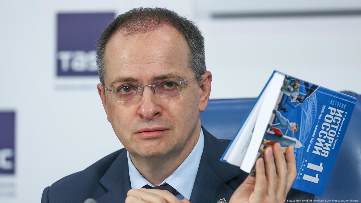 "Держит ​камень..." – в МИД Украины напомнили Мединскому о библейском сюжете, комментируя его фразу о "конфликте двух братьев"