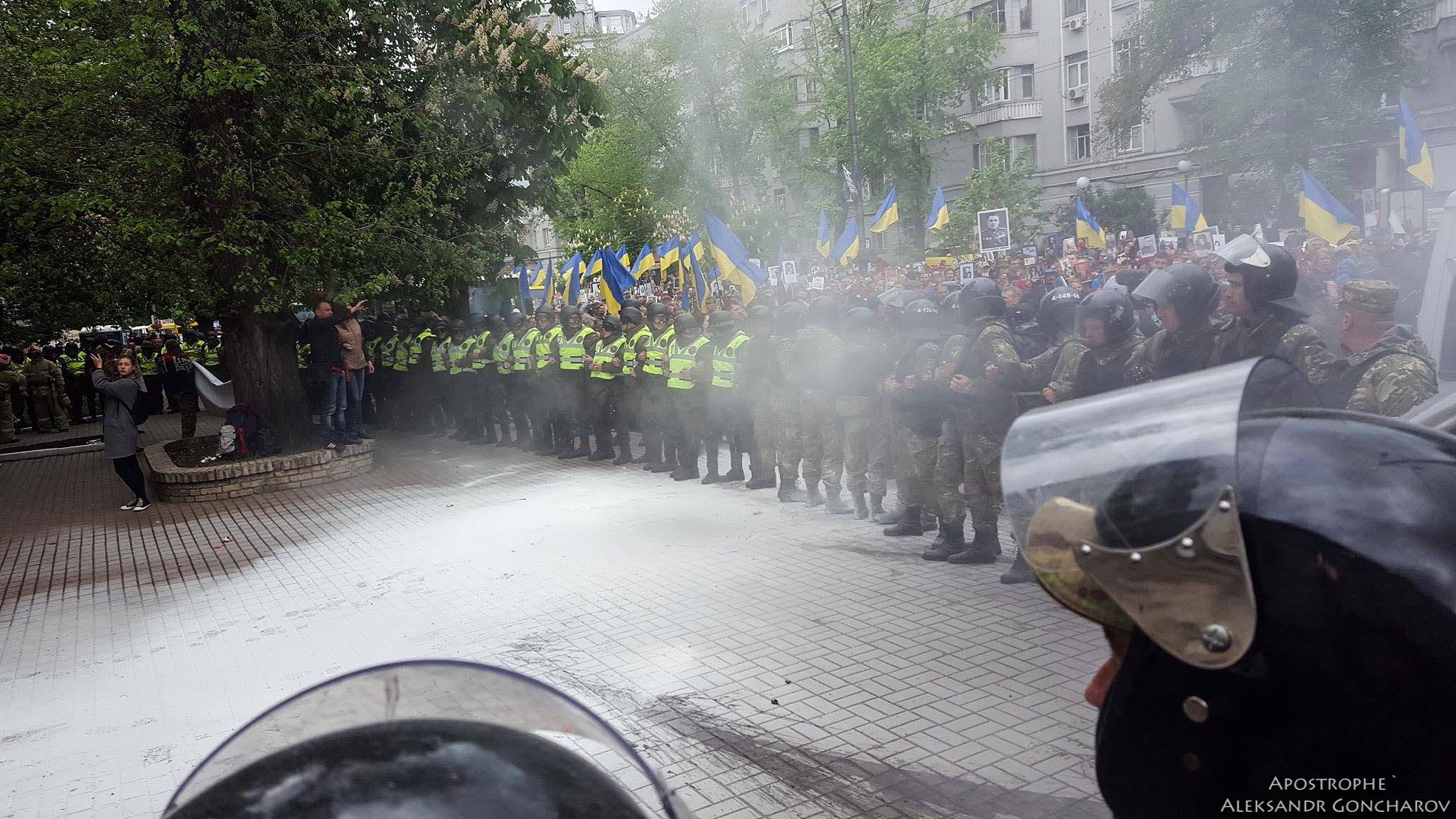 В участников "Бессмертного полка" в Киеве полетели дымовые шашки - пророссийская толпа была в диком шоке: появились первые кадры