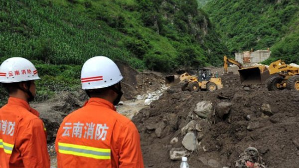 Жуткий сход оползня в Китае: 16 человек погибли, 20 - пропали без вести под завалами
