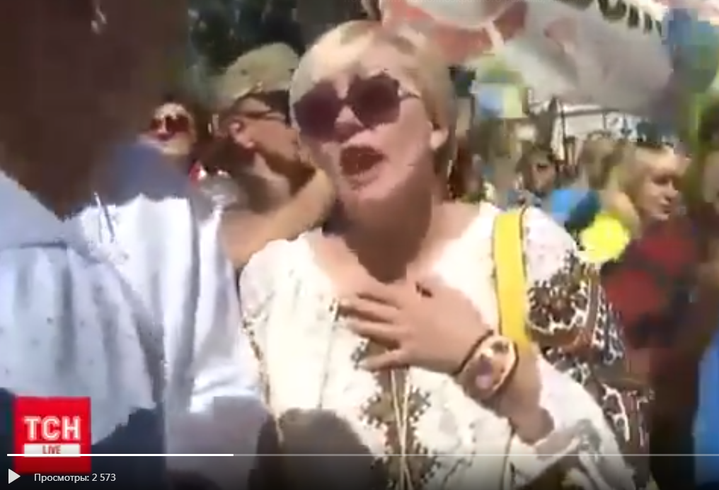 Журналиста "1+1" прогнали с криками "позор": видео инцидента на Марше достоинства попало в Сеть