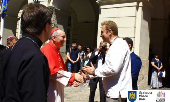 После посещения Львова госсекретарь Ватикана благословил украинский город: католики всего мира озадачены проблемами Украины