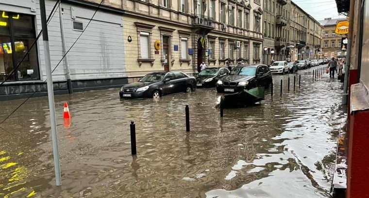 Вырванные с корнем деревья, затопленные улицы и разбитые машины: на Львов обрушилась непогода
