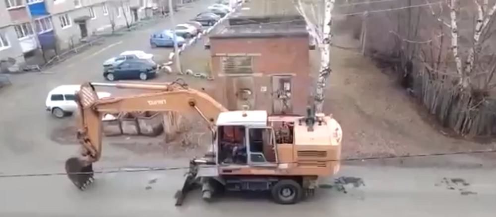В российской Кушве трактор без колеса с помощью ковша убежал, уничтожив километры дорог, – видео