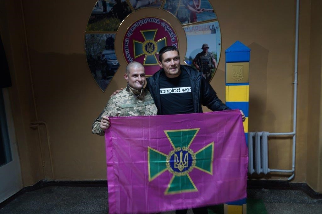 Известный боксер Усик впечатлил Украину посещением бойцов АТО на передовой: опубликованы новые кадры патриотичного поступка крымчанина