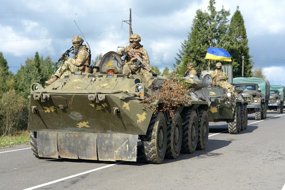 К границе с Венгрией переброшены подразделения ВСУ: в небе вертолеты, на дорогах танки и БТРы - кадры