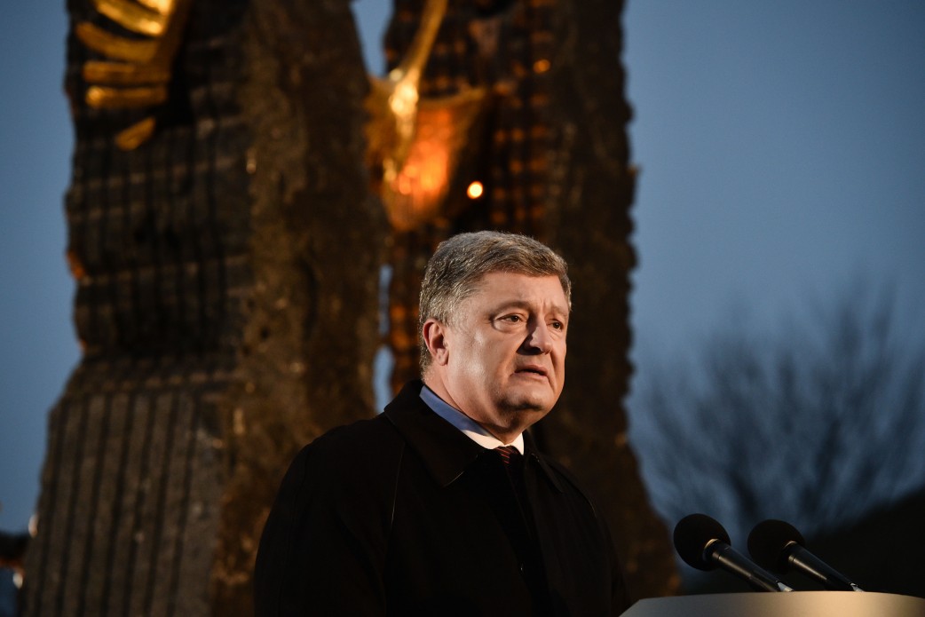 "Не признавать Голодомор - так же аморально, как и отрицать Холокост", - Порошенко заявил, что Рада должна принять закон про ответственность за непризнание трагедий украинцев и евреев