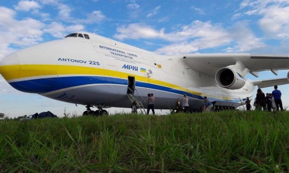 Самый большой в мире самолет вернулся "домой": авиалайнер Ан-225 "Мрия" приземлился под Киевом 