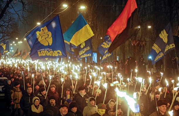 День рождения Бандеры: тысячи украинцев вышли на факельное шествие в Киеве - онлайн-трансляция