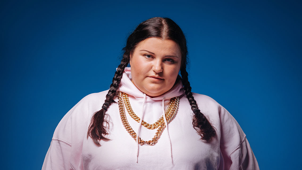 "Ситуация не ок": Alyonа Alyona появилась с сапогами на руках  