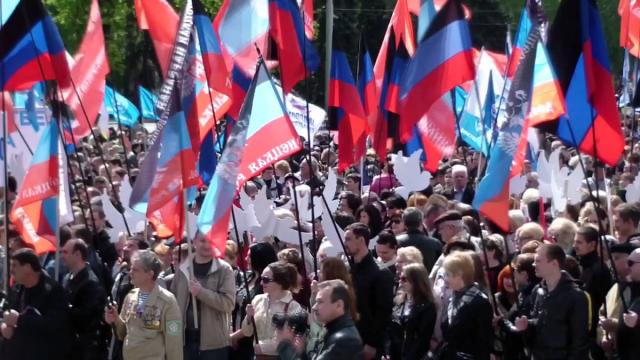 Для отчета Путину: как боевики сгоняли людей в Луганске и Донецке на первомайские шествия - кадры