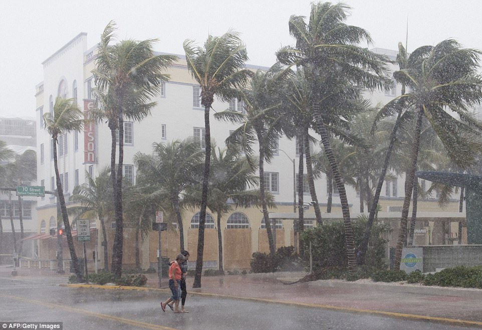 Американский город Майами затопило "по уши": "Ирма" начала свое "нападение" на Флориду - смотреть кадры, как "улицы превращаются в реки"