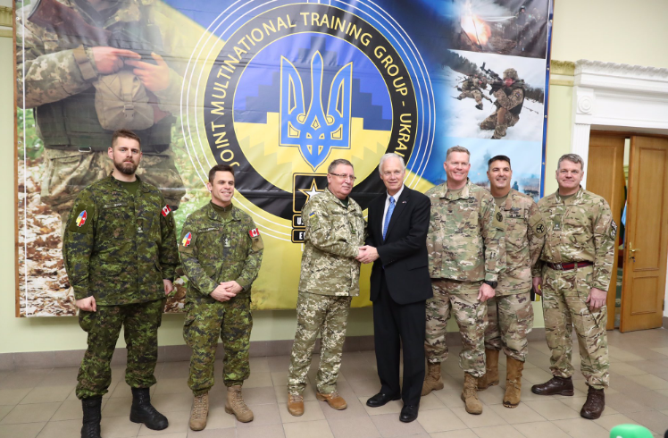 "Я приехал поддержать Украину от имени моей страны", - американский сенатор Джонсон посетил Яворовский полигон – кадры