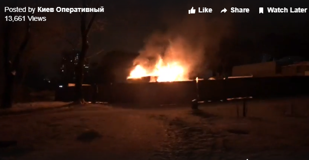Перекрыта дорога, горит охранная будка, прибежали "титушки": в Киеве проходит масштабная акция против застройки, – кадры