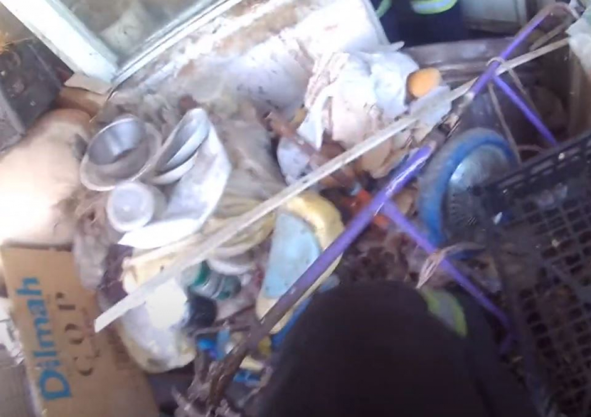 В Хмельницком старушка-накопительница застряла в мусоре собственной квартиры