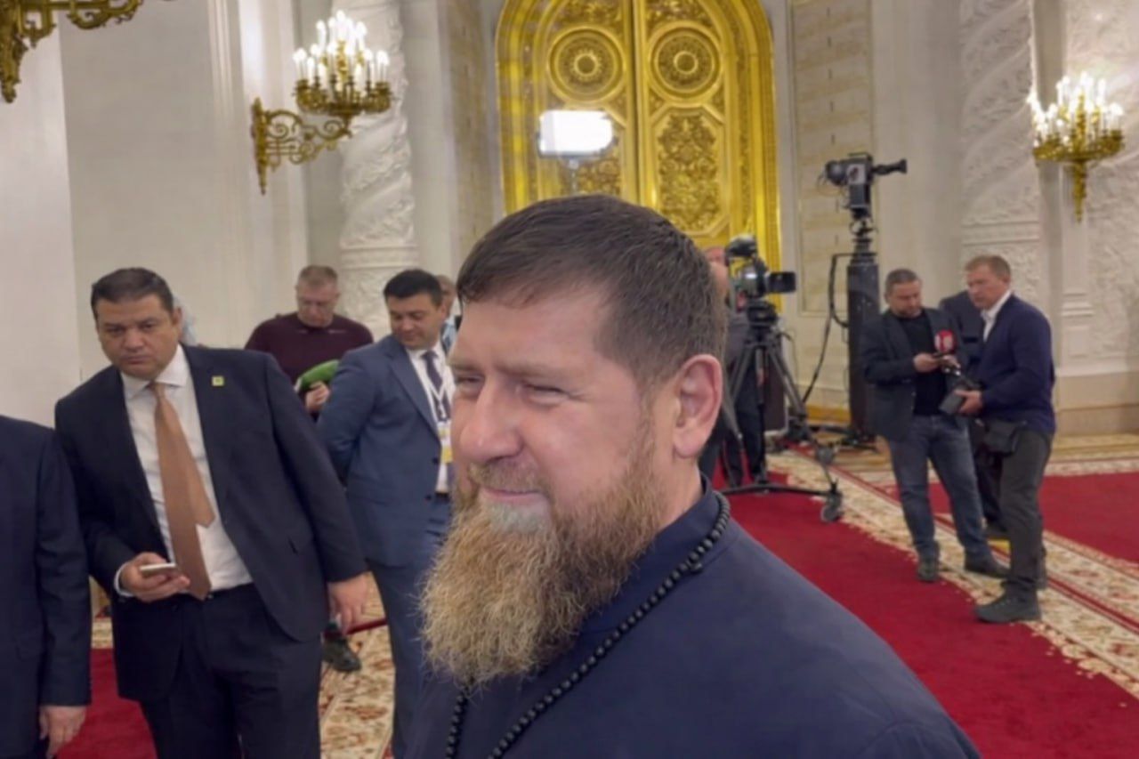 "Уже с трудом разговаривает": Кадыров в тяжелом состоянии внезапно появился в Кремле