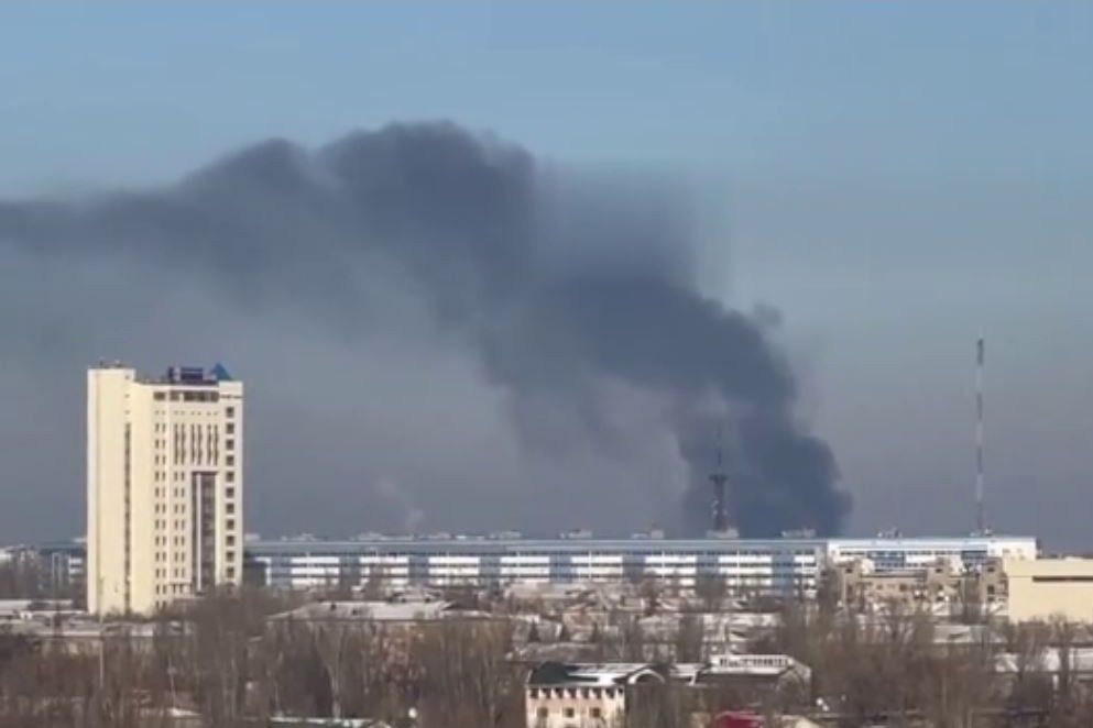 ​В Донецке пылает ДМПЗ: над городом клубы черного дыма, взрывы гремят на весь город