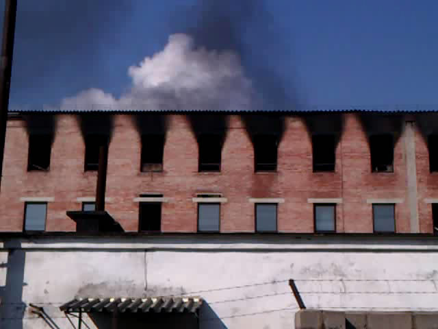 Как выглядит горевшая мебельная фабрика в Киевском районе