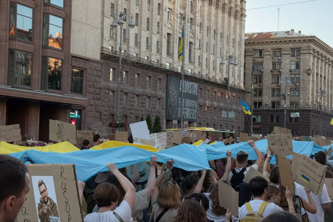 ​Велика хода за Федорова: тисячі українців вийшли, вимагаючи повернути міністра оборони