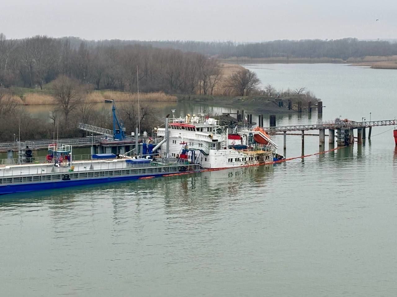 Продолжает уходить под воду: появились новые кадры атакованного ВСУ российского танкера "Валерий Горчаков"