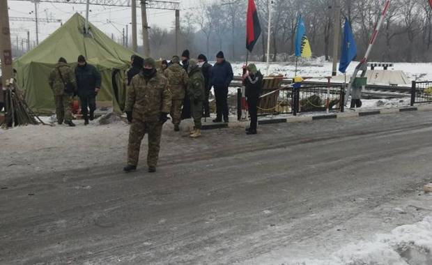 Активисты блокады Донбасса пропустили первый поезд в присутствии силовиков: в "Укрзализныце" сообщили подробности, а Штаб блокады сделал жесткое заявление