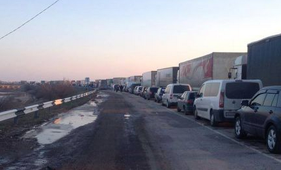 ​На въезде в Крым в «пробке» стоят около тысячи машин, - Погранслужба
