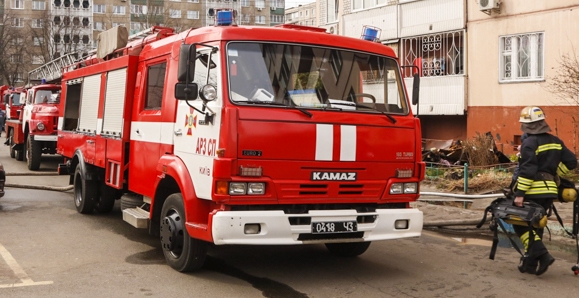 Пожар в многоэтажке Киева: погибла целая семья, спасатели показали фото смертельного ЧП