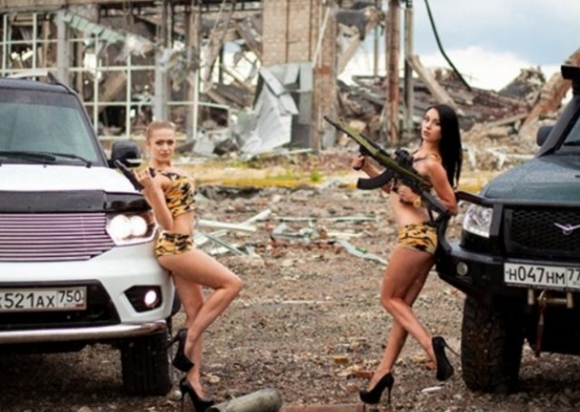 ​Ничего святого: россиянки устроили безбожную фотосессию на фоне разрушенного аэропорта в Луганске