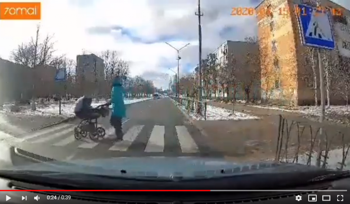 В Энергодаре водитель сбил коляску с ребенком на "зебре": трагедия попала на видео 