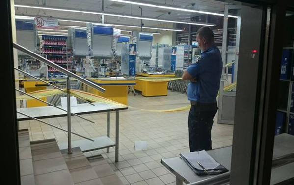 ​Ночью неизвестный открыл стрельбу в супермаркете Харькова. Есть убитый