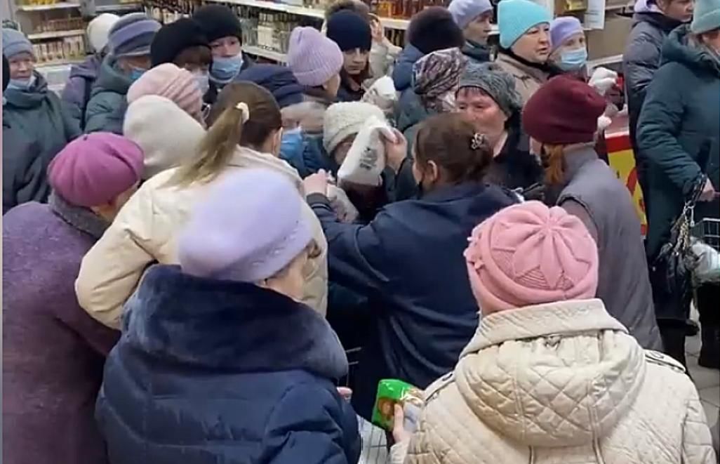 В Астрахани россияне устроили разборки за бесплатные паски: побоище попало на видео  