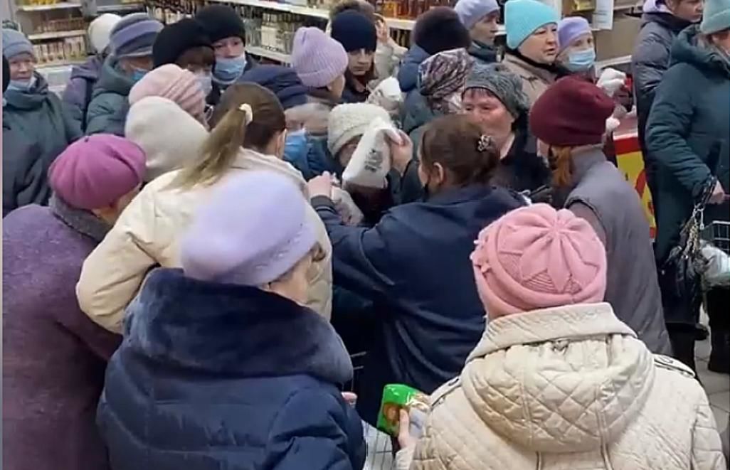 В Астрахані росіяни влаштували розбірки за безкоштовні паски: побоїще потрапило на відео   
